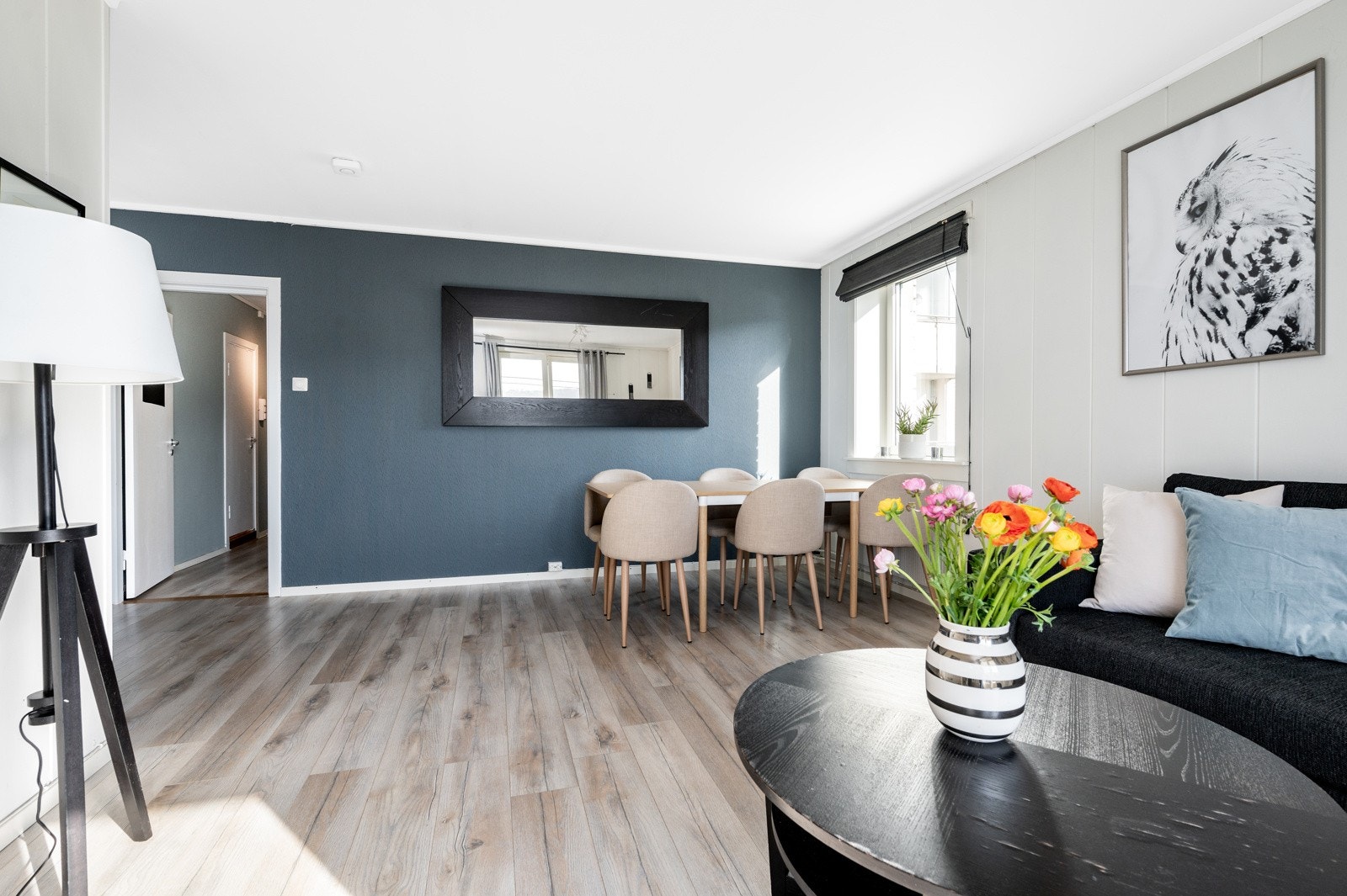 Stuen er innredet med en sofagruppe for avslapping og kaffeselskap, samt en spisestuedel nær kjøkkenet. Galleribilde