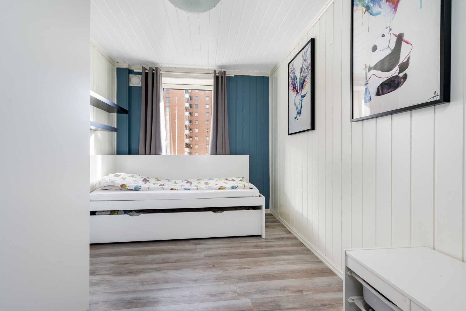 Lyst og romslig soverom med skyvedørsgarderobe. Ideelt som barnerom, gjesterom eller hjemmekontor. Galleribilde