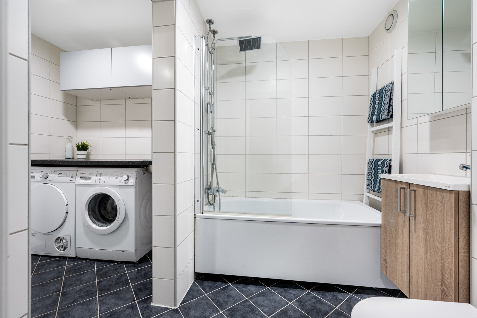 Lekkert baderom/vaskerom nyoppusset i 2016, i regi av boligselskapet. Galleribilde