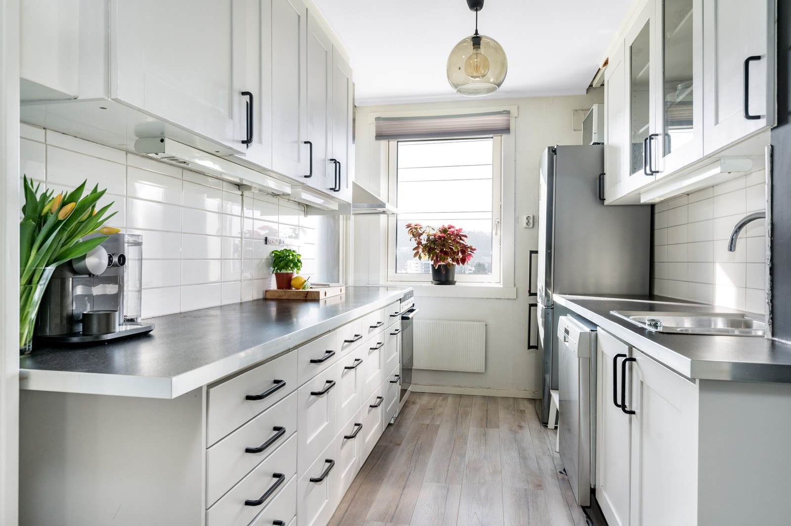 Pen Ikea kjøkkeninnredning med profilerte skapfronter. Skapfronter er overflatebehandlet/malt i 2017. Galleribilde