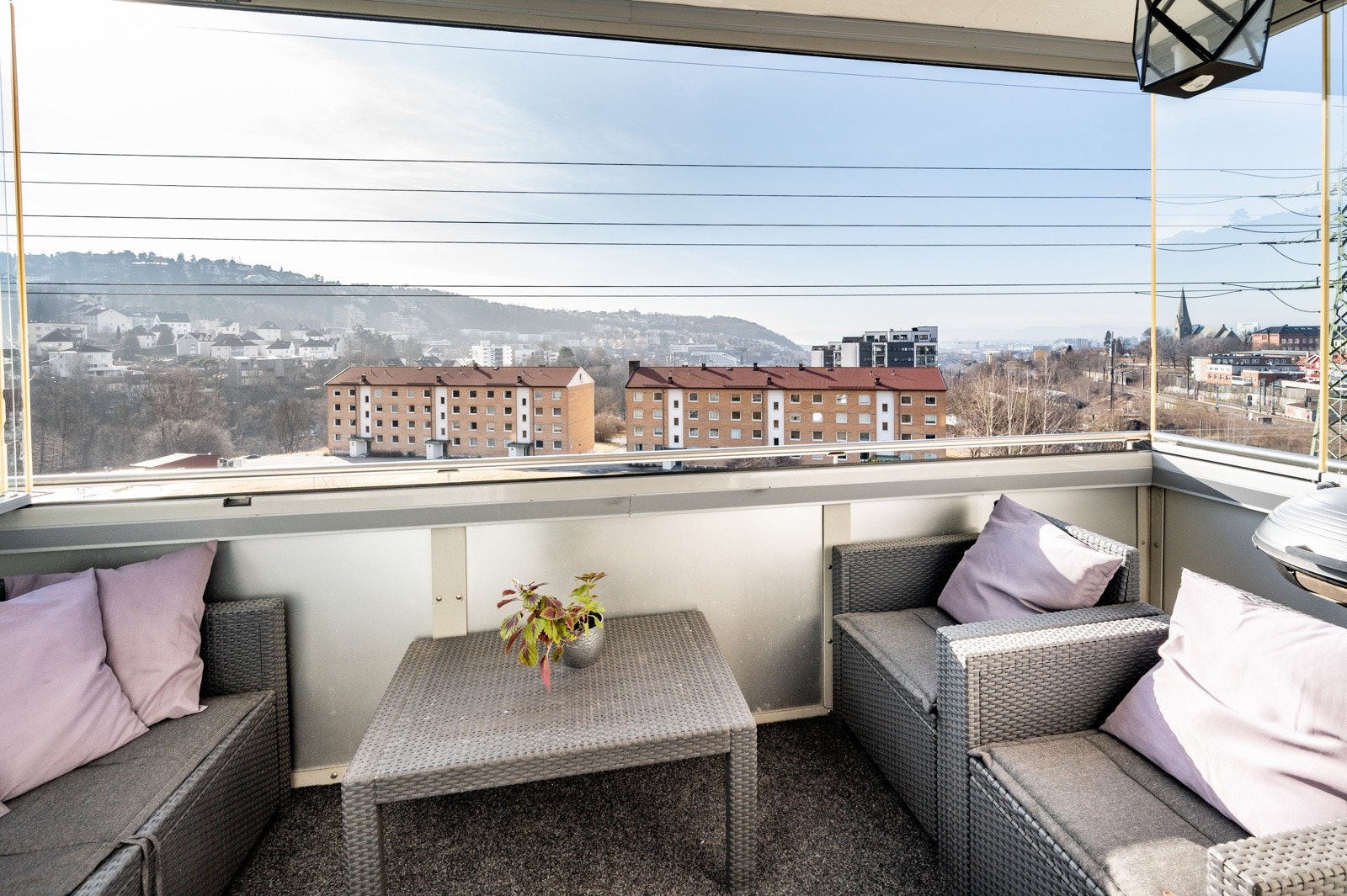 Solrik, sydvestvendt innglasset balkong på 6 m² med utsikt. Innglassingen gir mulighet til å forlenge bruken i en ekstra periode. Galleribilde