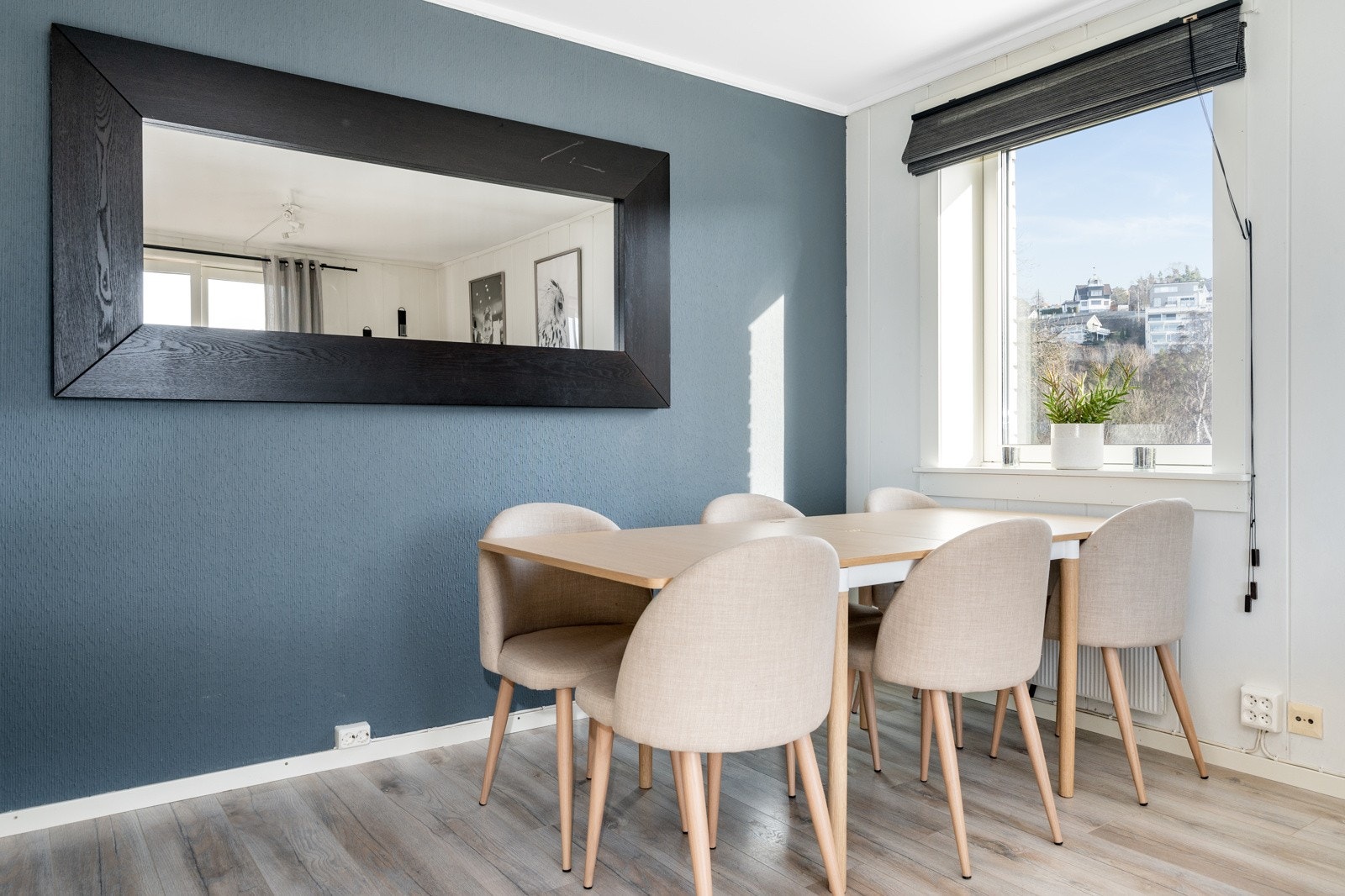 Spisestue med gode lysforhold. Galleribilde