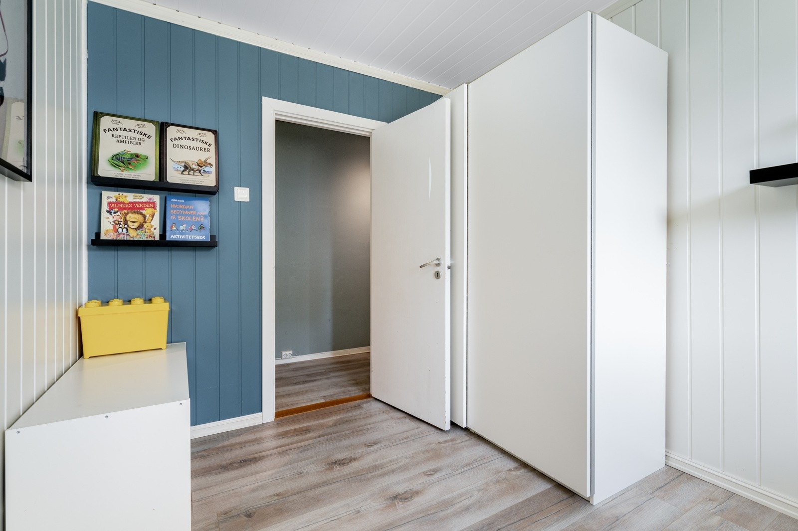 Lyst og romslig soverom med skyvedørsgarderobe. Ideelt som barnerom, gjesterom eller hjemmekontor. Galleribilde