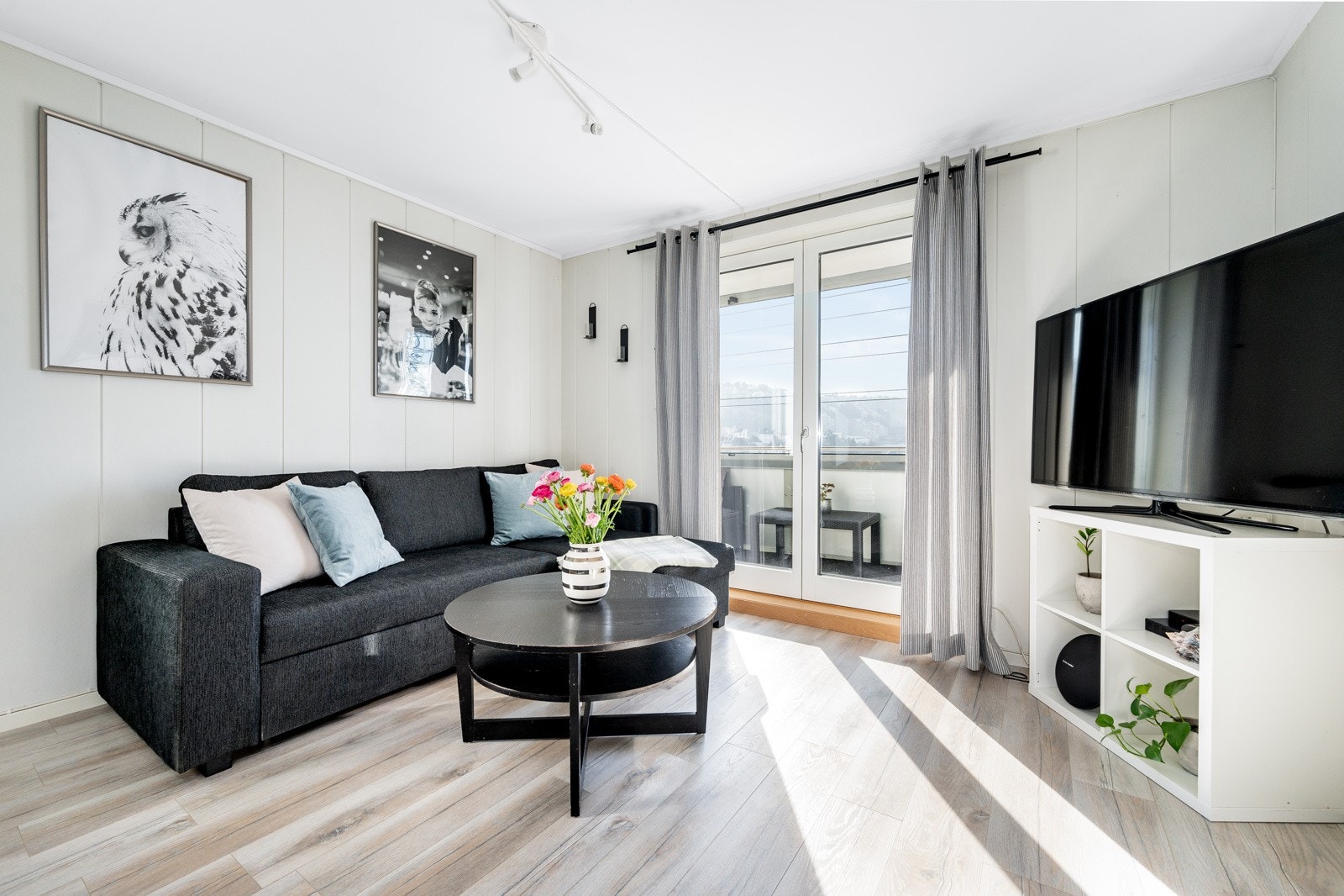 Stuen er et naturlige oppholdssted i boligen og et godt rom for avkobling og hygge. Galleribilde