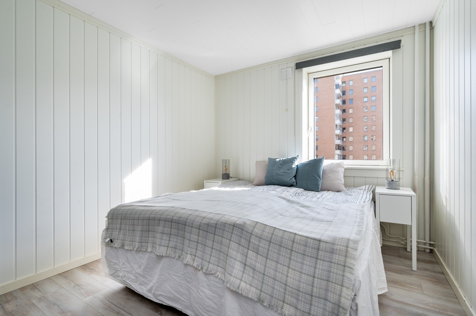 Soverommene finner du på rad og rekke langs gangen i leilighetens roligere del, adskilt fra de sosiale rommene som stuen og kjøkkenet. Lyst og pent soverom med garderobeskap. Galleribilde