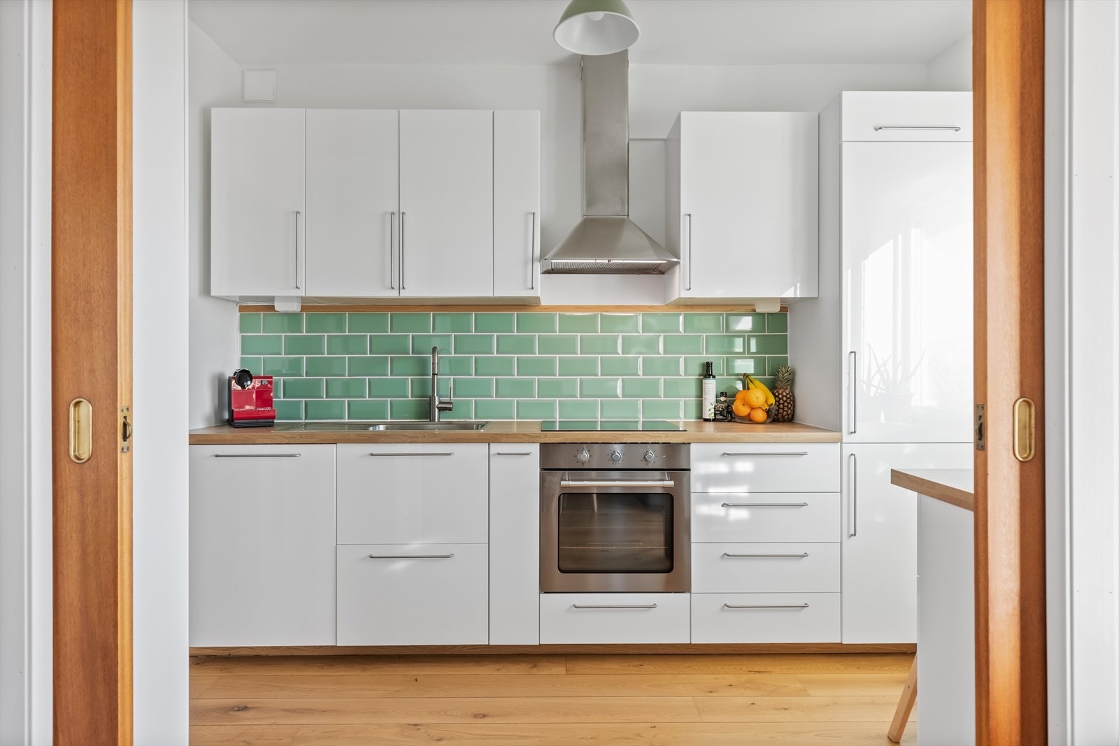 Moderne og effektivt kjøkken fra 2019 med integrerte hvitevarer. Galleribilde