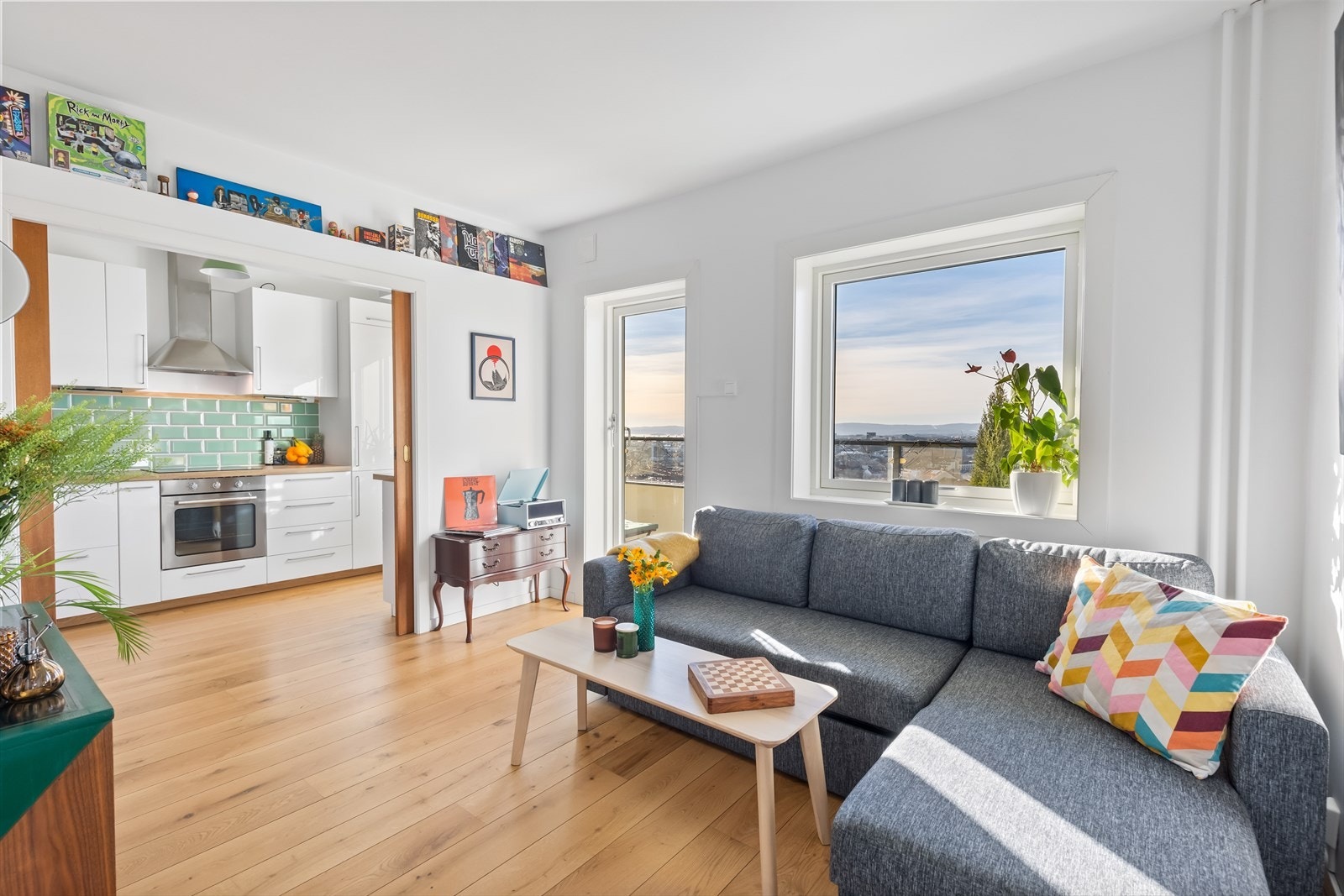 Gulvet er enstavs eikeparkett som er gjennomgående for boligen bortsett fra badet som har fliser. Det er også god varme fra radiatorer som er inkludert i fellesutgiftene. Galleribilde