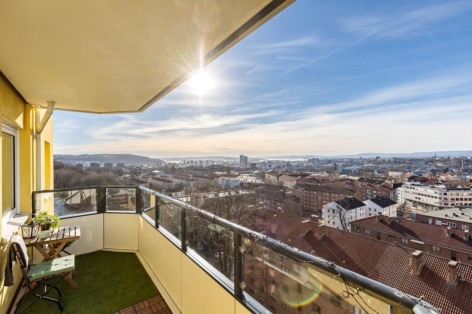 Velkommen til Hekkveien 1 en rålekker utsiktsleilighet med svært gode solforhold. Galleribilde