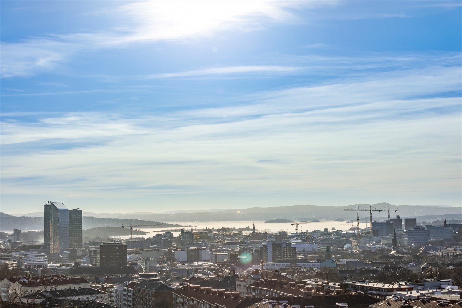 Solen kommer rundt formiddagen og går ned over Holmenkollen sent om sommeren. Denne utsikten må bare oppleves! Galleribilde