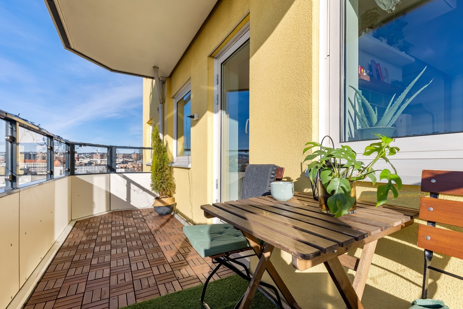 Romslig balkong med god innredningsplass til diverse utemøbler. Galleribilde