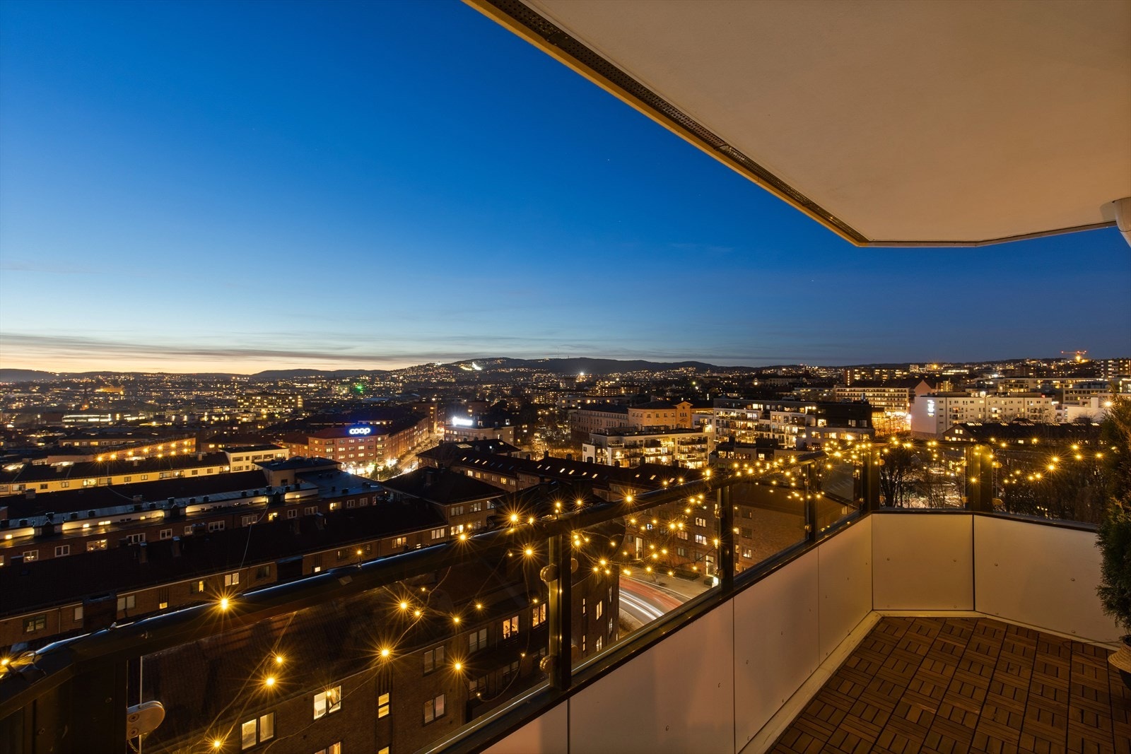 Boligen har utgang til vestvendt balkong på 8 kvm. Her har du nydelig utsikt over Oslo by. Galleribilde