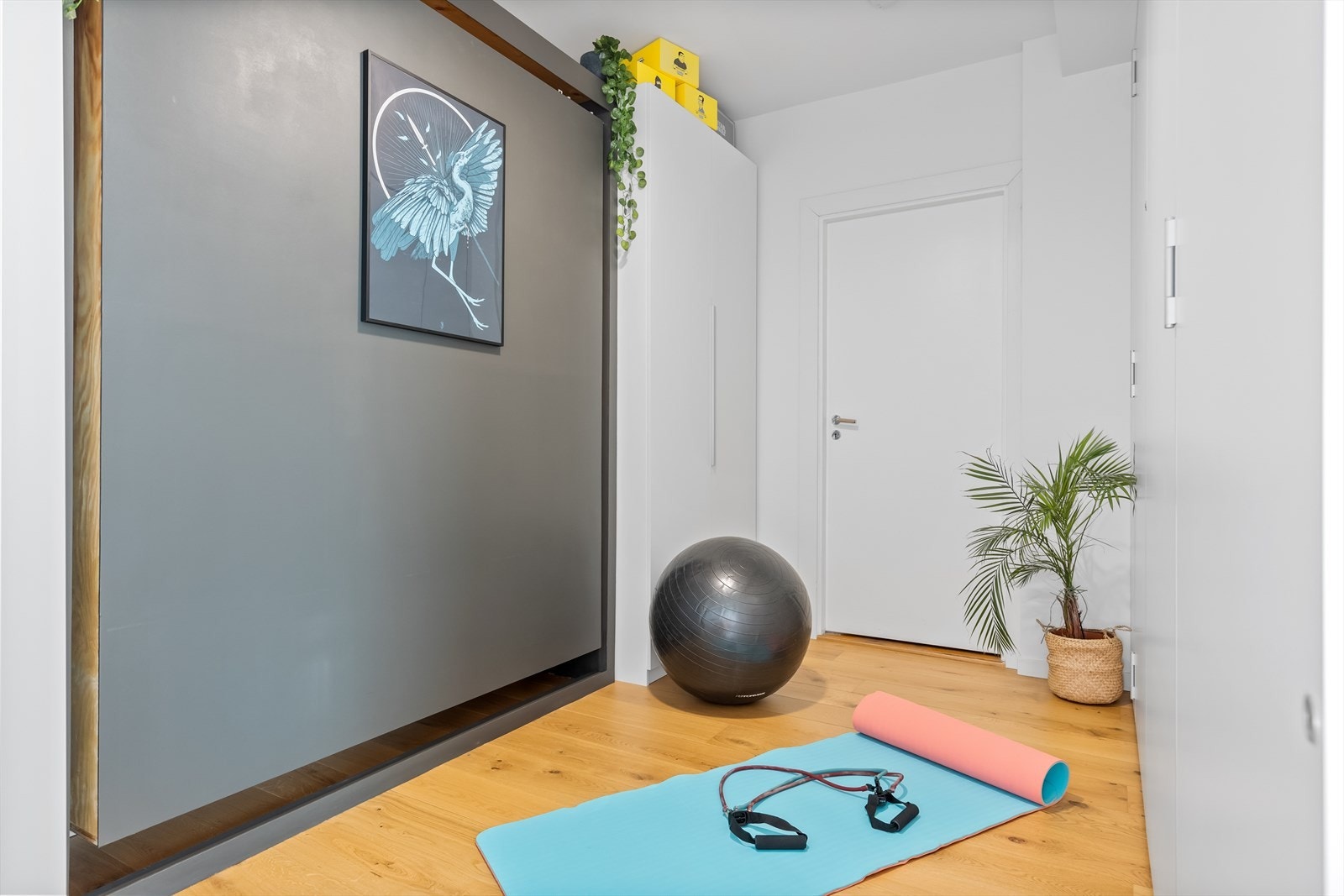 Når sengen heves har du utallige flere bruksområder på rommet. treningsrom, hjemmekontor, større stue, her er det kun fantasien som setter grenser. Galleribilde