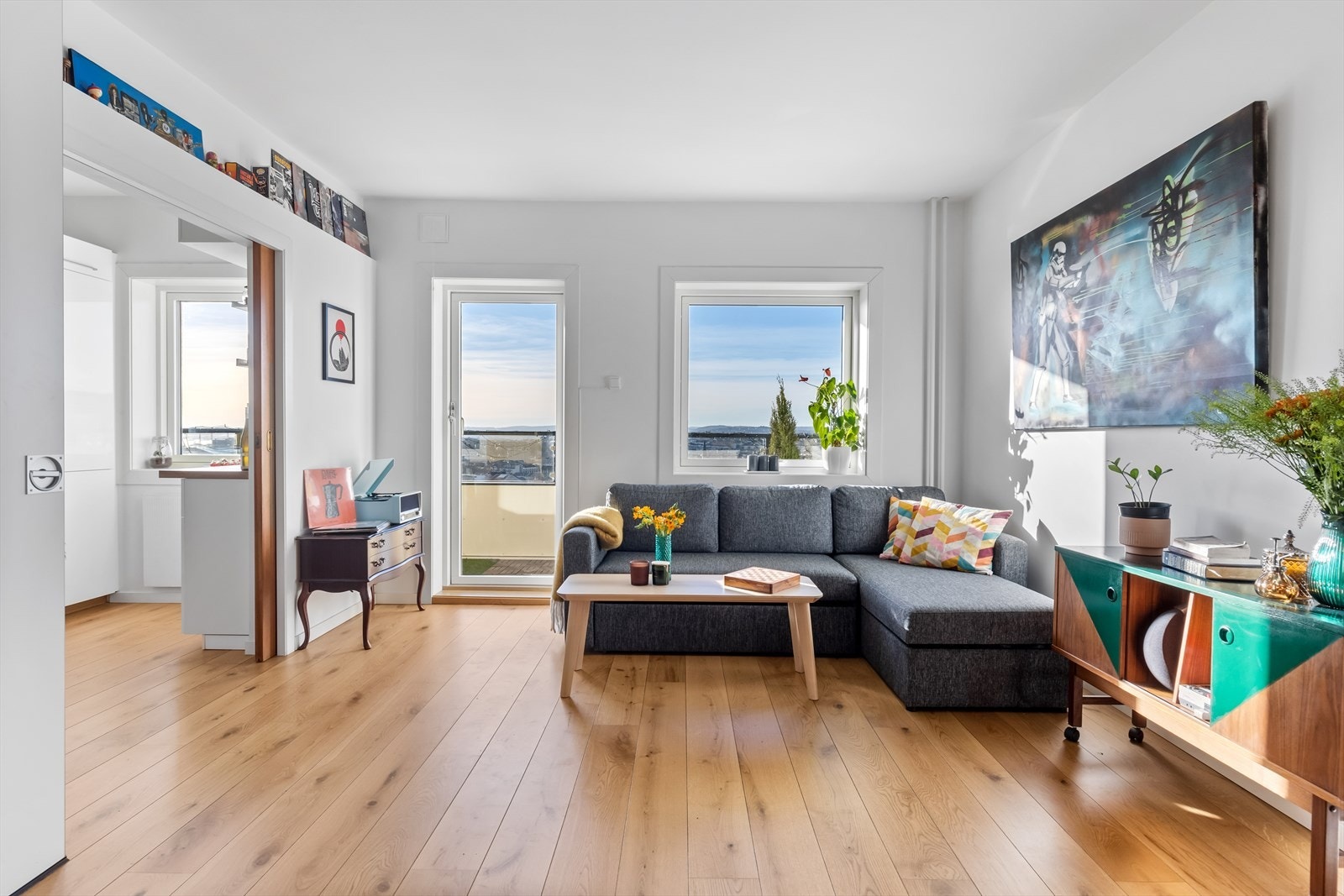 Stuen er selve hjerte av leiligheten. Her er det god plass til sofa og flere møbleringsmuligheter. Galleribilde