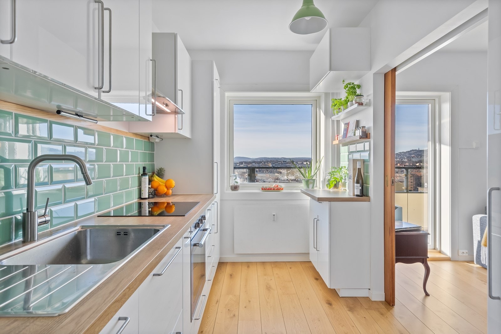 Det er integrert kombi kjøleskap/fryser, induksjonstopp, komfyr og oppvaskmaskin. Galleribilde