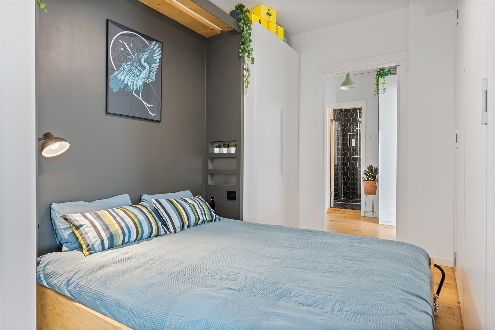 Soverommet er i fin størrelse og har en hev og senk seng. Denne er tilpasset av en møbelsnekker. På innsiden er det også praktiske nattborshyller med strøm. Galleribilde