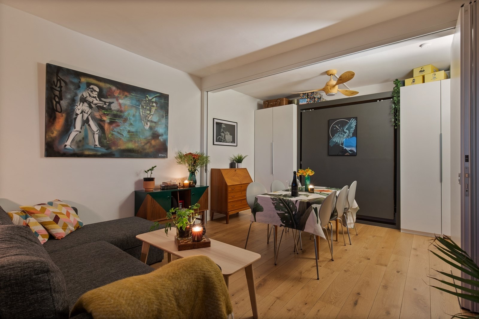 Her kan man se hvor praktisk leiligheten er. Om man ønsker å invitere til stor fest er det absolutt mulig her. Det er lagt stor vekt på funksjonalitet i denne leiligheten. Galleribilde