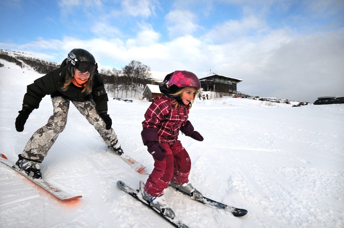 Aktiv Oppdal: Den skal tidlig krøkes... - Skiglede i barneheisen i Stølen, rett nedenfor hyttetomtene Galleribilde