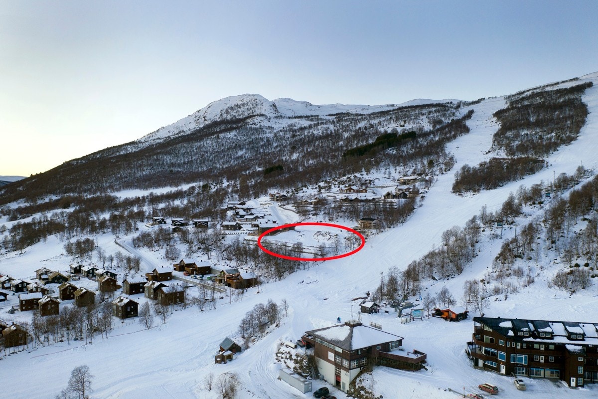 De fire tomtene har en fin beliggenhet i feltet med skibakken som nærmeste nabo Galleribilde