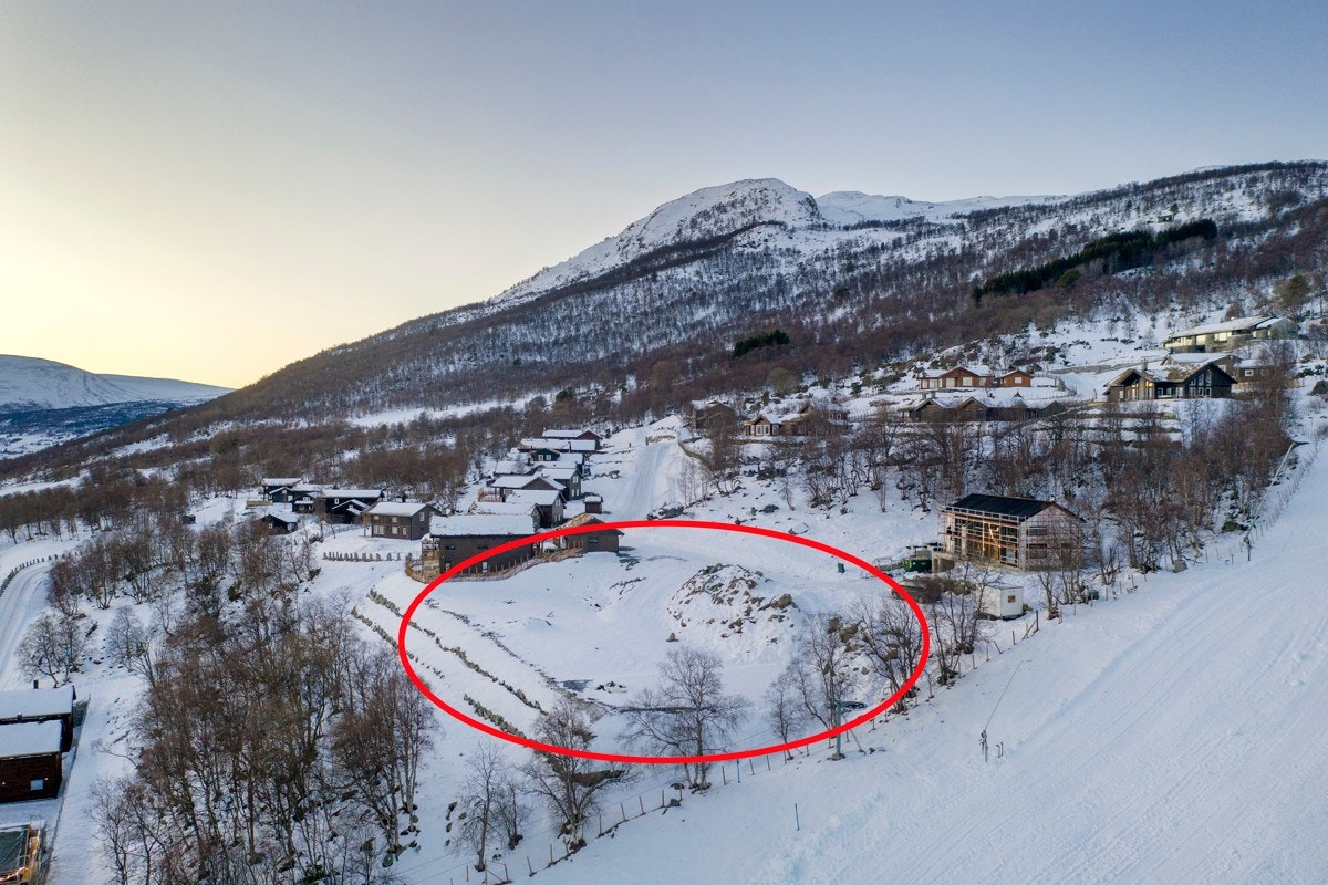 Øvre Gorsetråket 48-52 med Skjørstadhovden i bakgrunnen - PS! Denne siden av fjellet er et yndet område for løssnøkjøring... Galleribilde