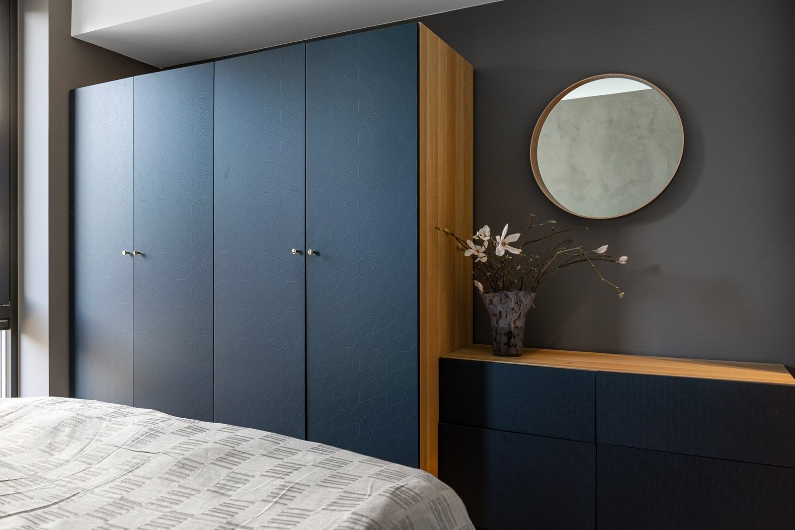 Soverommet er malt i moderne farger og har et praktisk garderobeskap med god plass for oppbevaring. Galleribilde