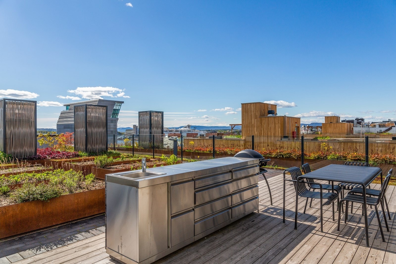 Takhagen er privat for sameiet - kun tilgjengelig for beboerne. Her er parseller for grønsaksdyrking, utekjøkken og soldekk. Galleribilde