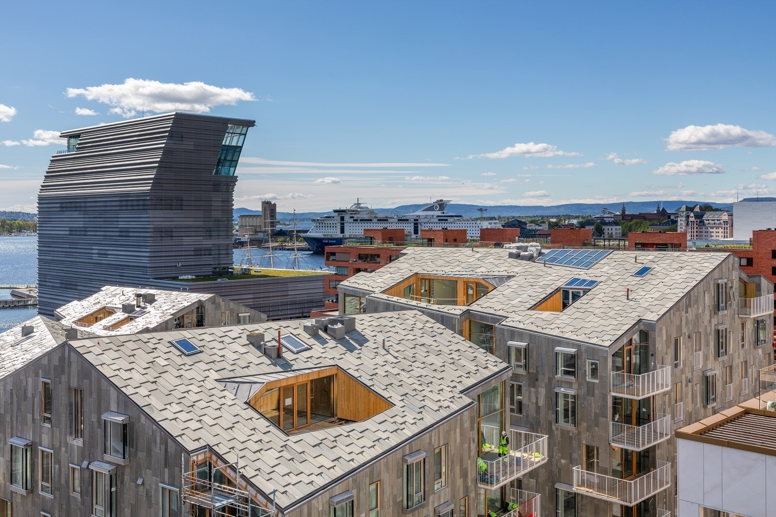 Beboerne i sameiet disponerer en fantastisk, felles takterrasse med 360 grader utsikt mot Barcode, byen og fjorden. Galleribilde