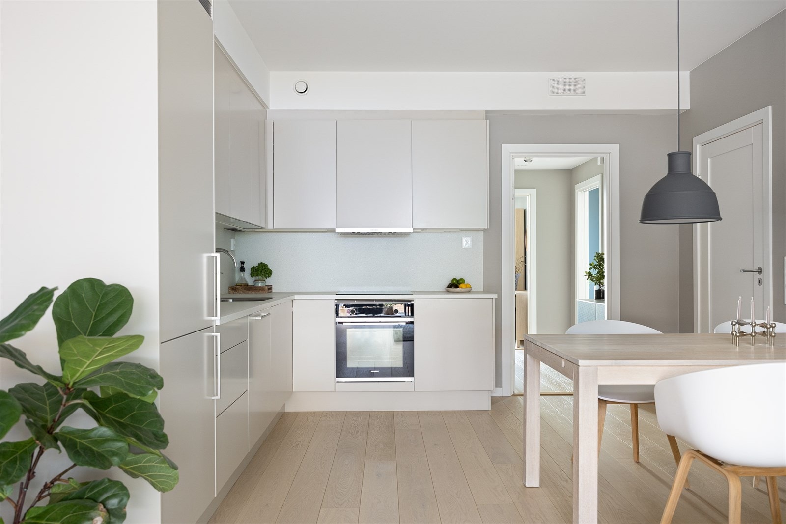 Moderne kjøkken med integrerte hvitevarer. Galleribilde