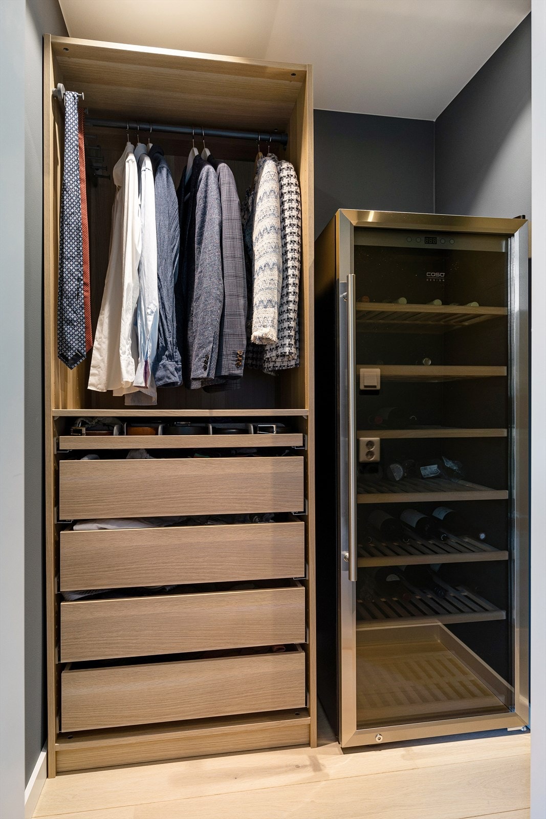 Innvendig bod innredet med praktisk garderobeløsning. Galleribilde