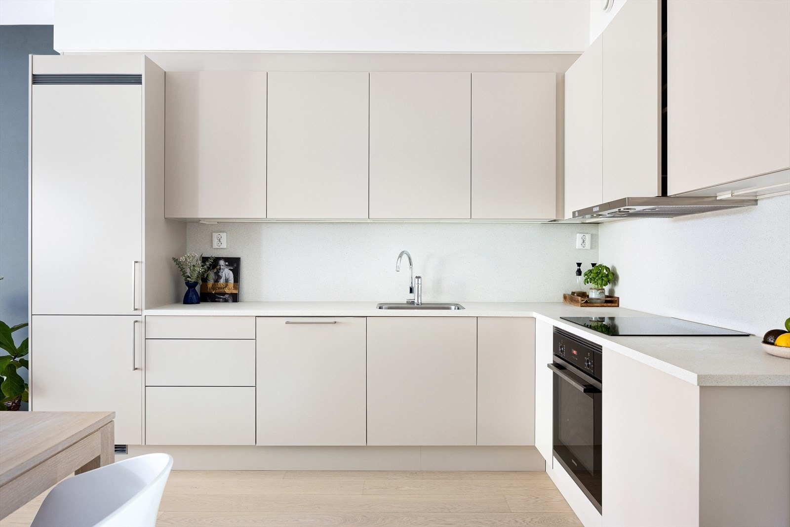 Kjøkkenet har godt med skap- og benkeplass. Galleribilde