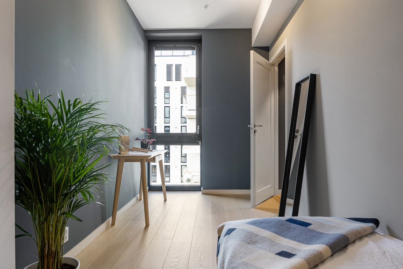 Soverom to med god plass til seng, garderobeskap og tilhørende møbler. Galleribilde