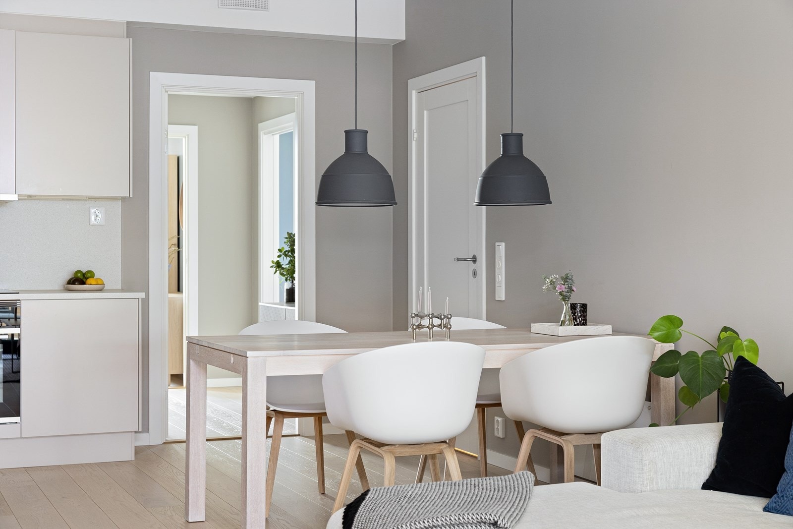 Praktisk stue med plass til sittegruppe, spisebord og tilhørende møbler. Galleribilde