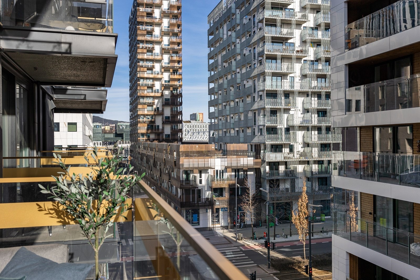 Leiligheten har en meget attraktiv, sjønær og urban beliggenhet i den nye bydelen Bjørvika ved Barcode. Galleribilde