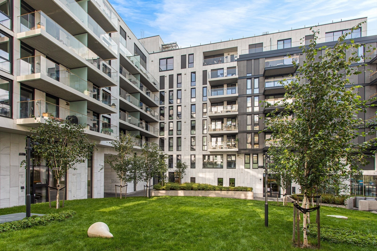 Felles bakgård opparbeidet med asfaltert og steinbelagt internveier. Galleribilde