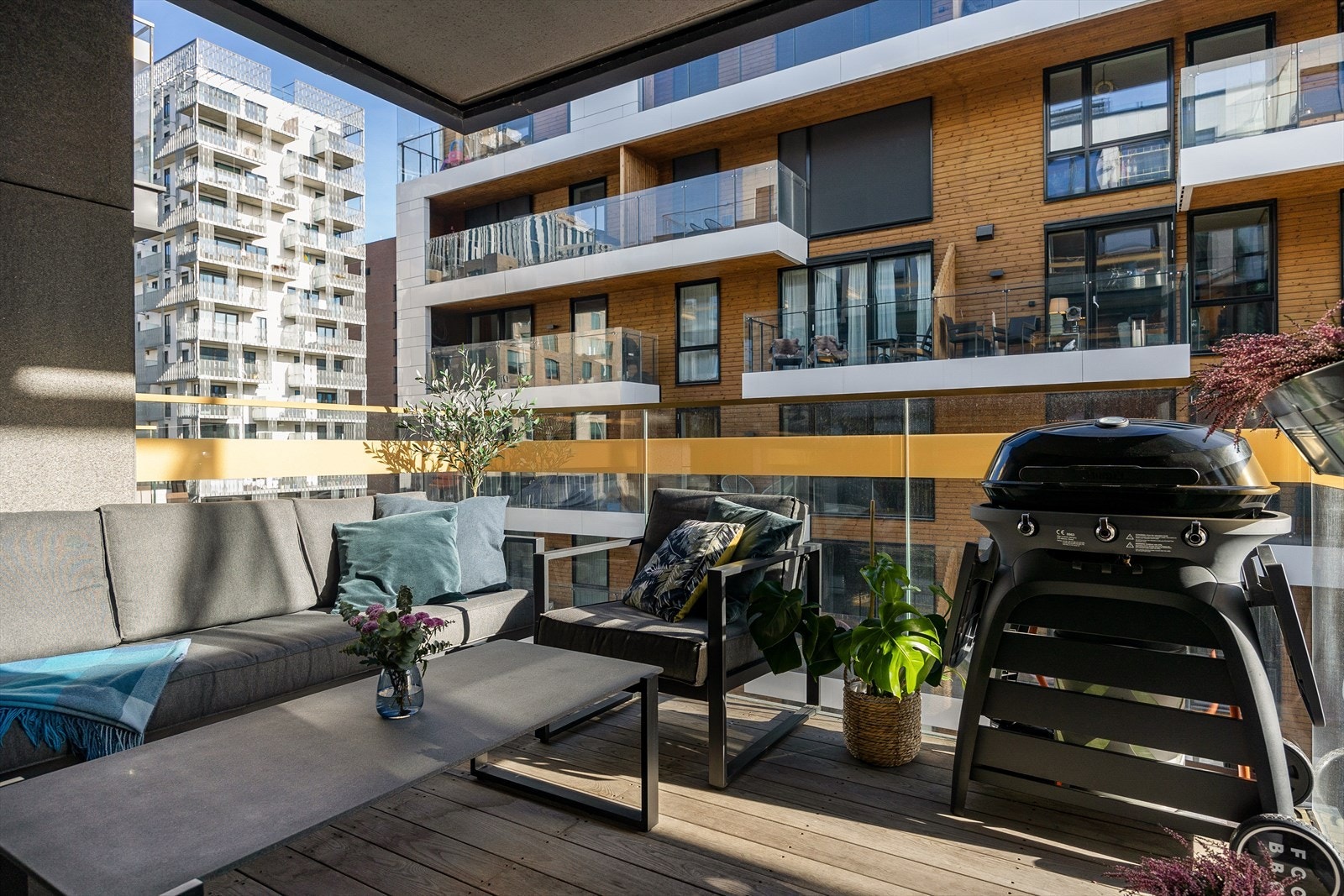 Stor, lys og gjennomgående stue med utgang til hyggelig balkong. Galleribilde