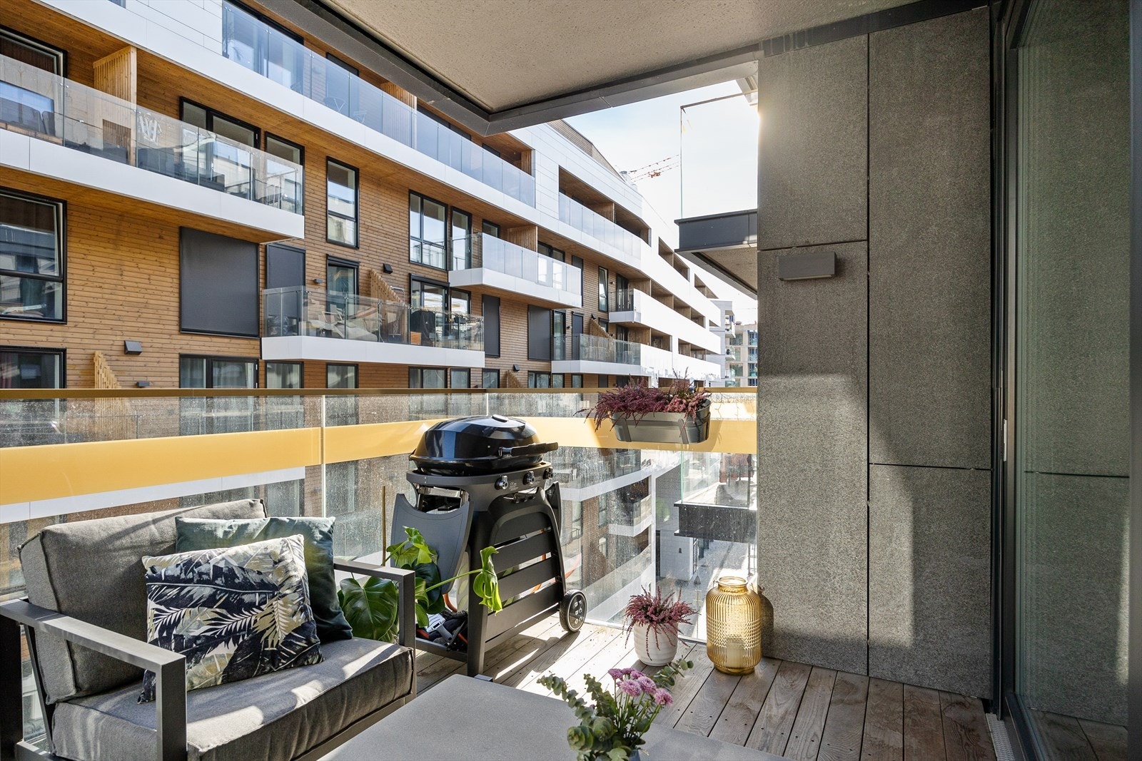 Hyggelig balkong med plass til grill og sittegruppe. Galleribilde