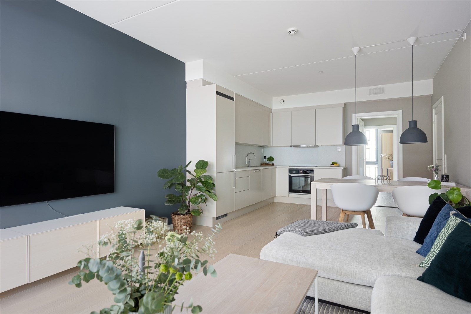 Gjennomgående høy standard med bla. lys en-stavs parkett, samt balansert ventilasjon som sørger for et godt inneklima. Galleribilde