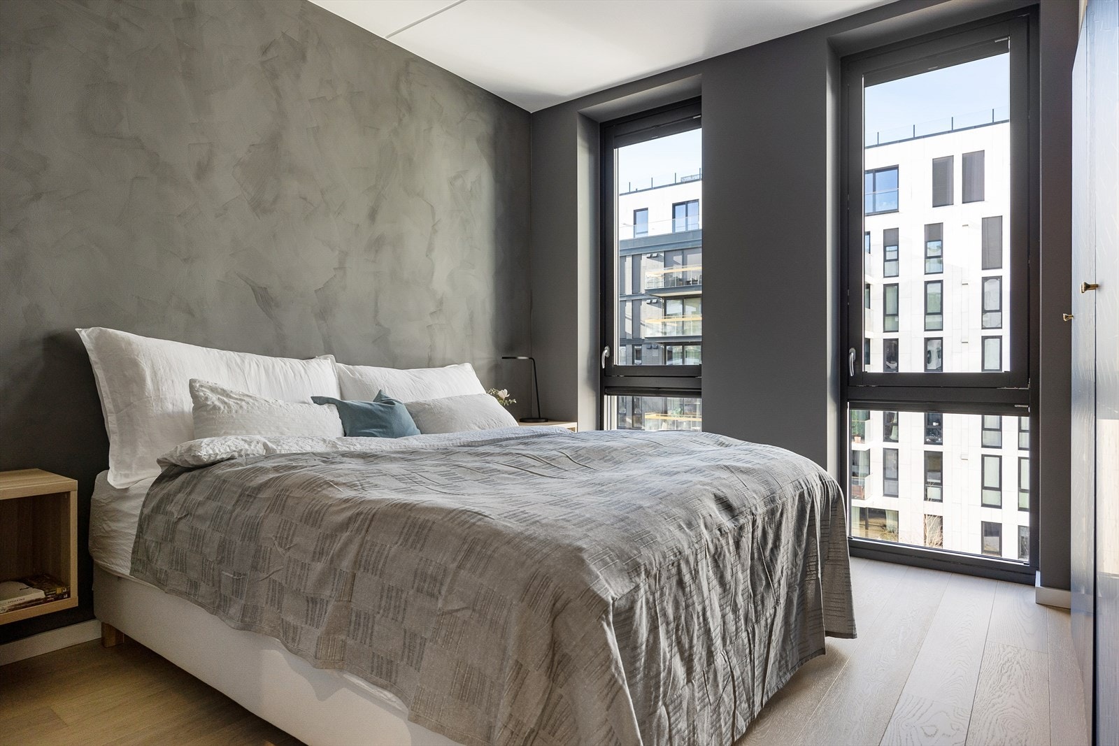 Hovedsoverommet er av god størrelse med god plass til dobbeltseng, nattbord og garderobeløsning. Galleribilde