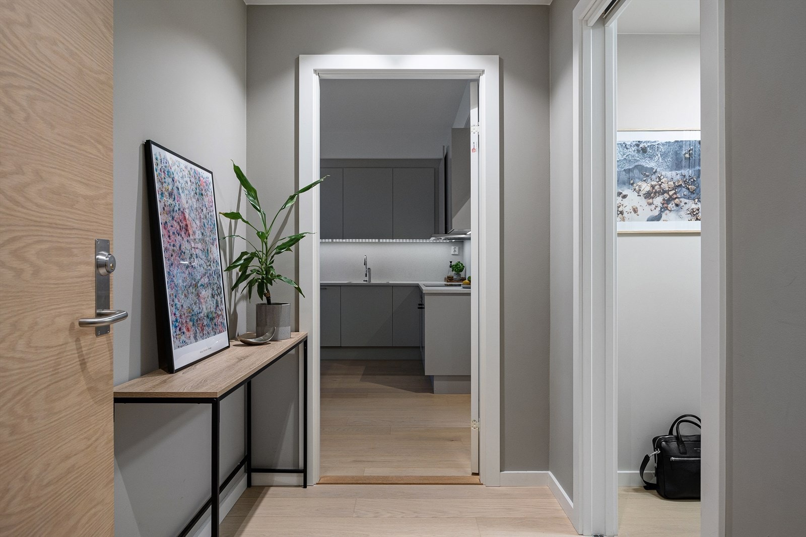 Interiøret i hele leilighetene preges av moderne flater og rikelig med dagslys. Et perfekt utgangspunkt for å innrede med egne møbler og gjenstander. Galleribilde