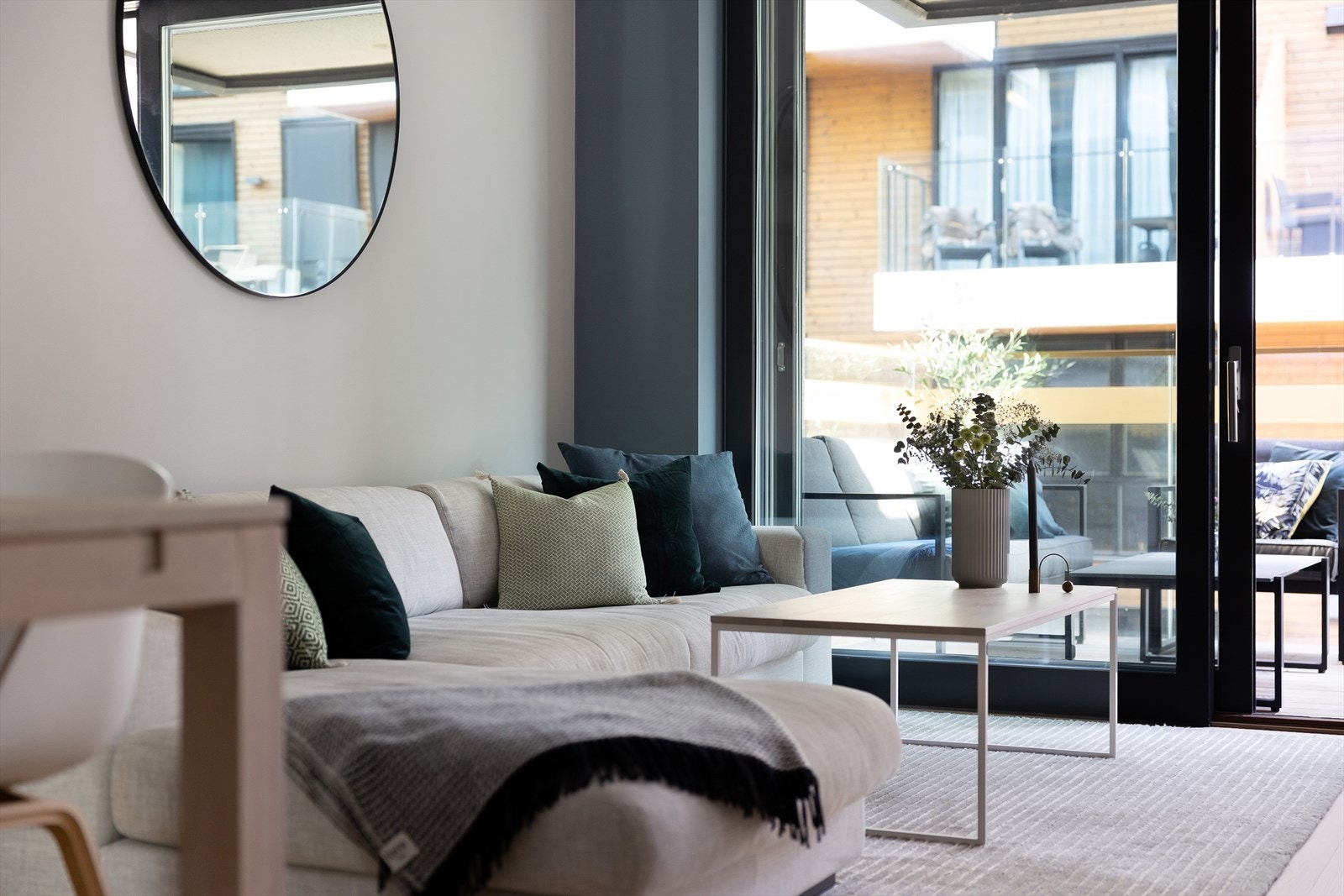 Stuen oppleves som lys og hyggelig med god takhøyde, samt store vindusflater. Galleribilde