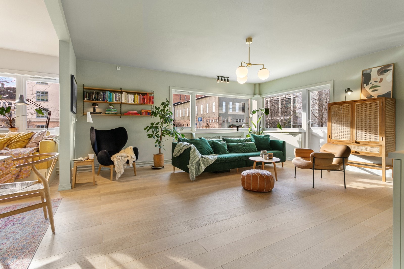 Stor stue med god plass til sofagruppe Galleribilde