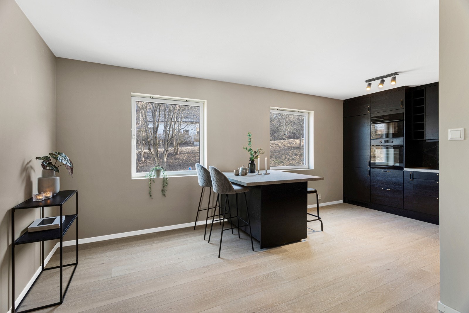 Praktisk flyttbar kjøkkenøy med barløsning i ene enden Galleribilde