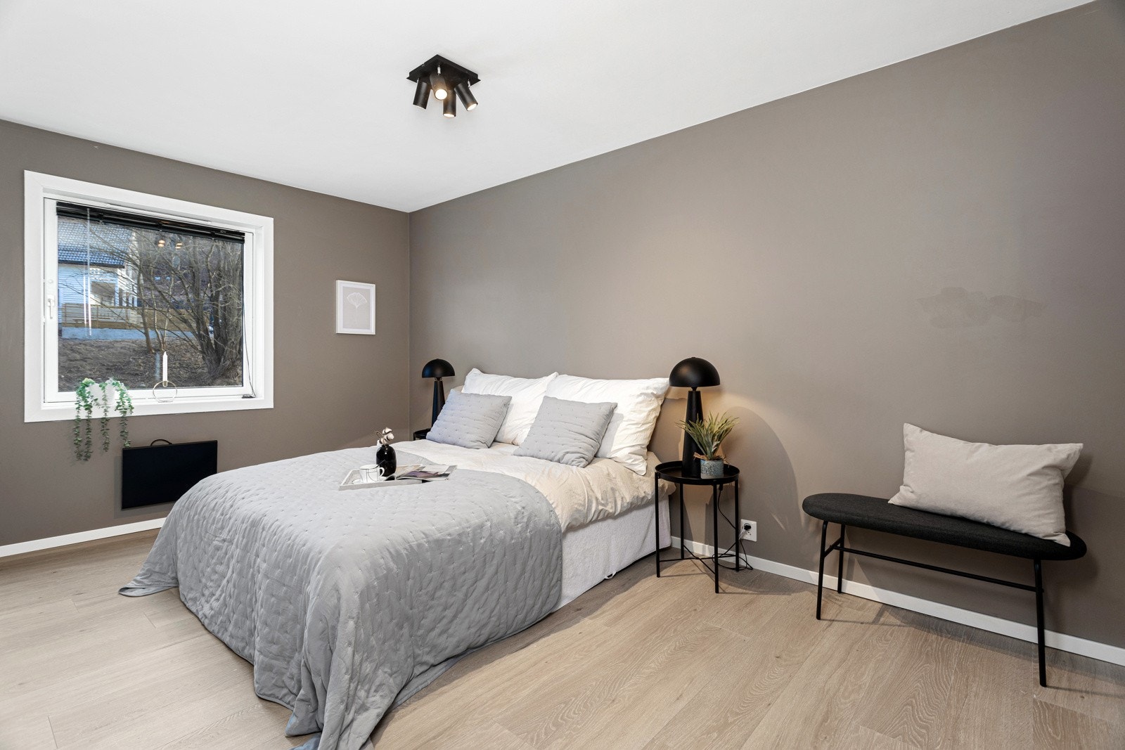 Det romslige hovedsoverommet har god plass til både dobbeltseng, nattbord på hver side og garderobeløsninger. Galleribilde