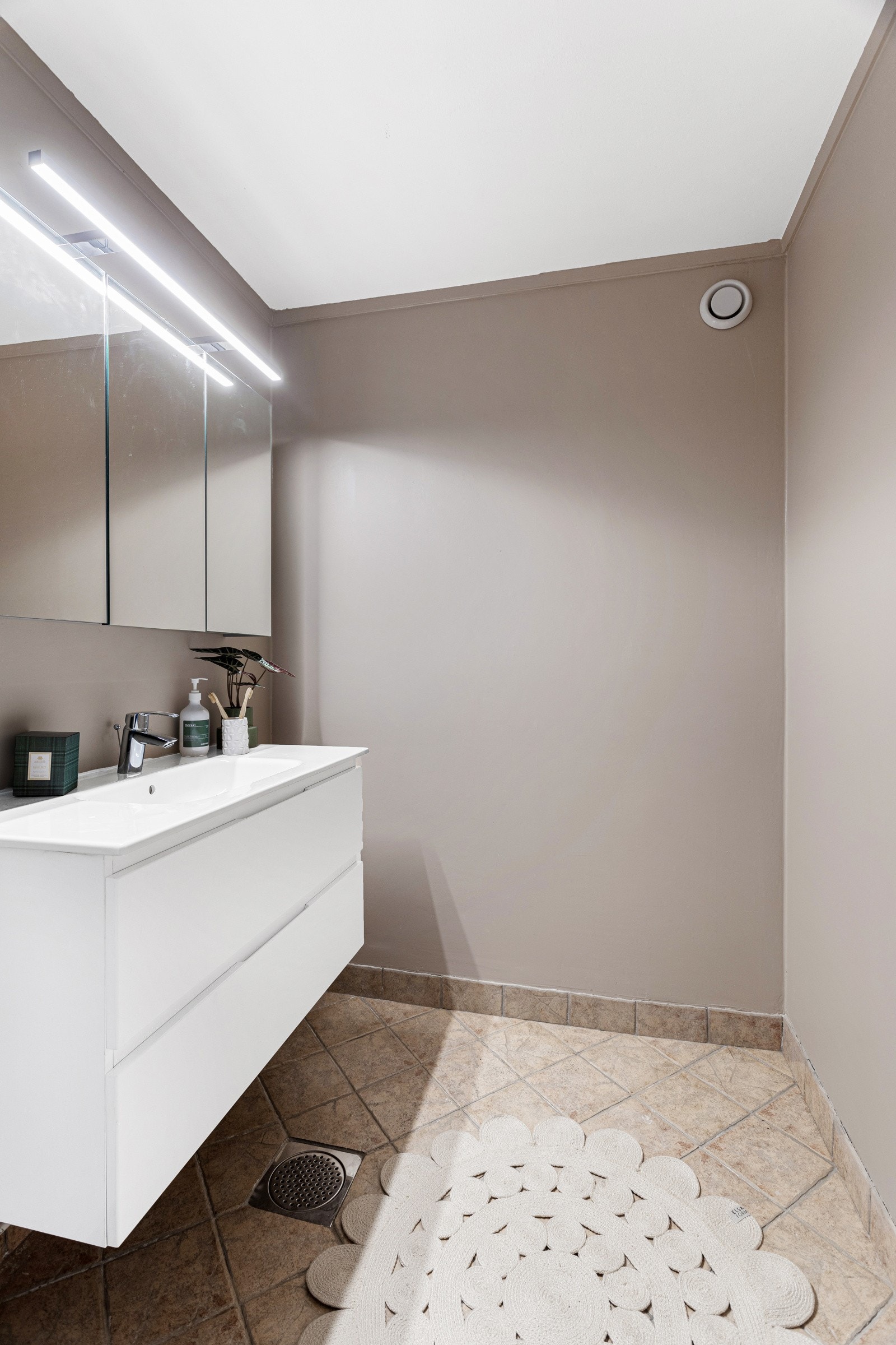 Bad 2 - med flislagt gulv, varmekabler og malte vegger. Galleribilde