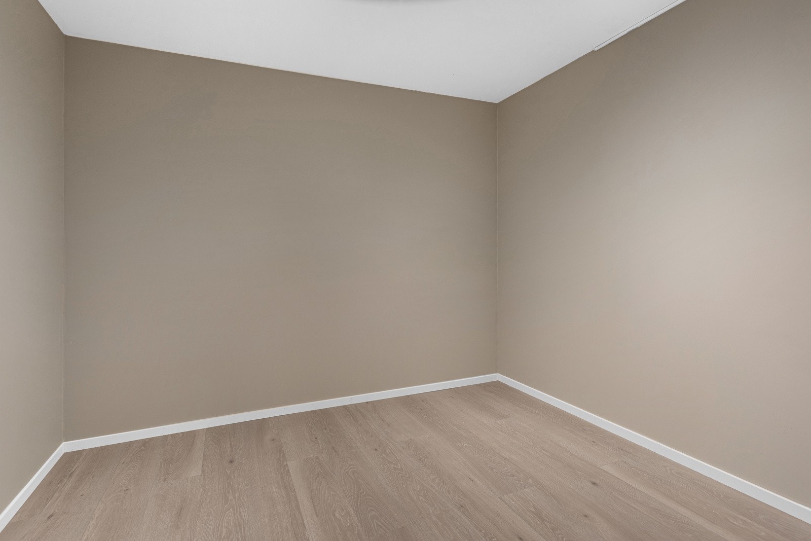 Romslig innvendig bod på 8 kvm som fint kan benyttes som garderoberom. Galleribilde