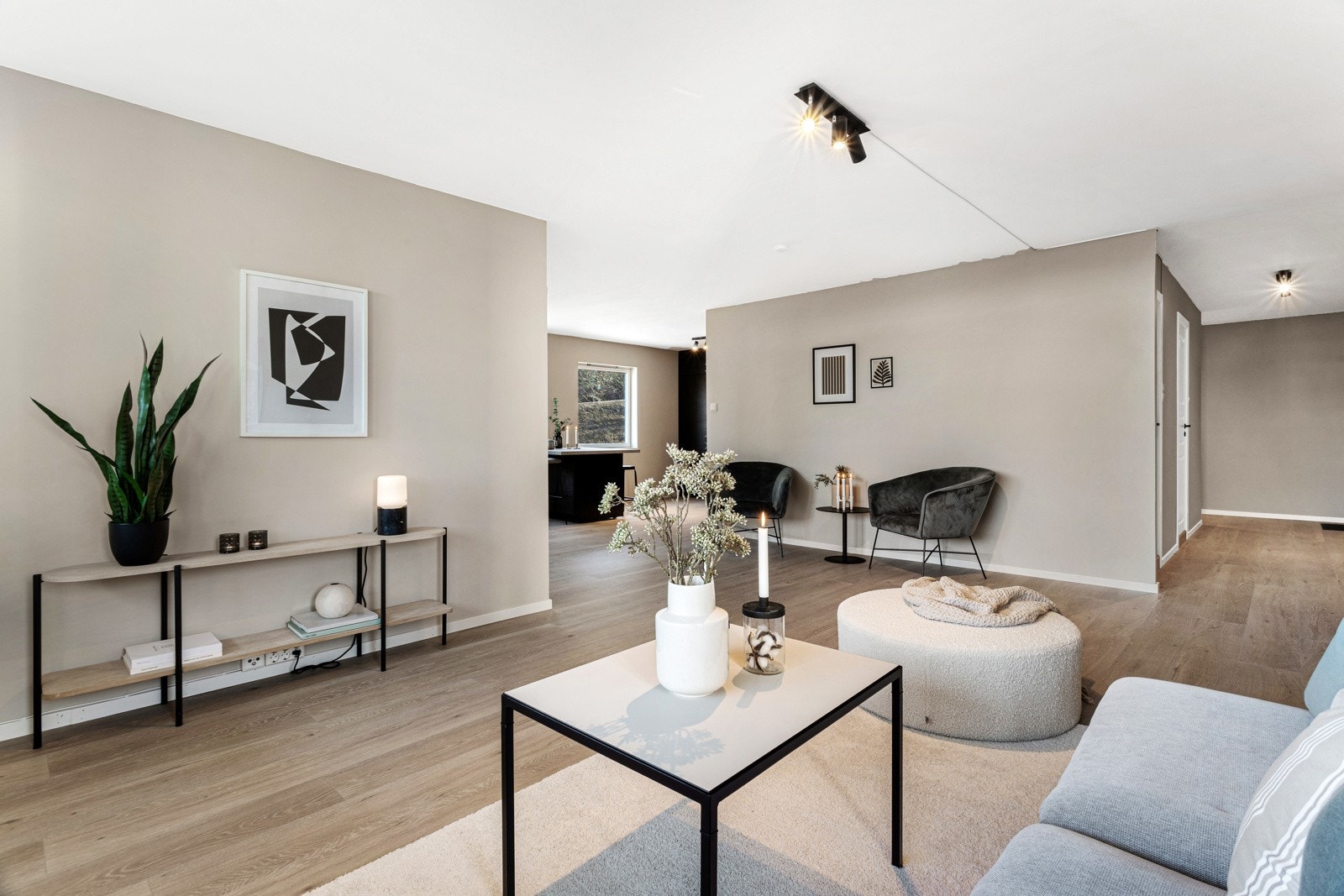 Stuen har god plass til både sofa, sittegruppe og tv-møblement. m.m. Galleribilde