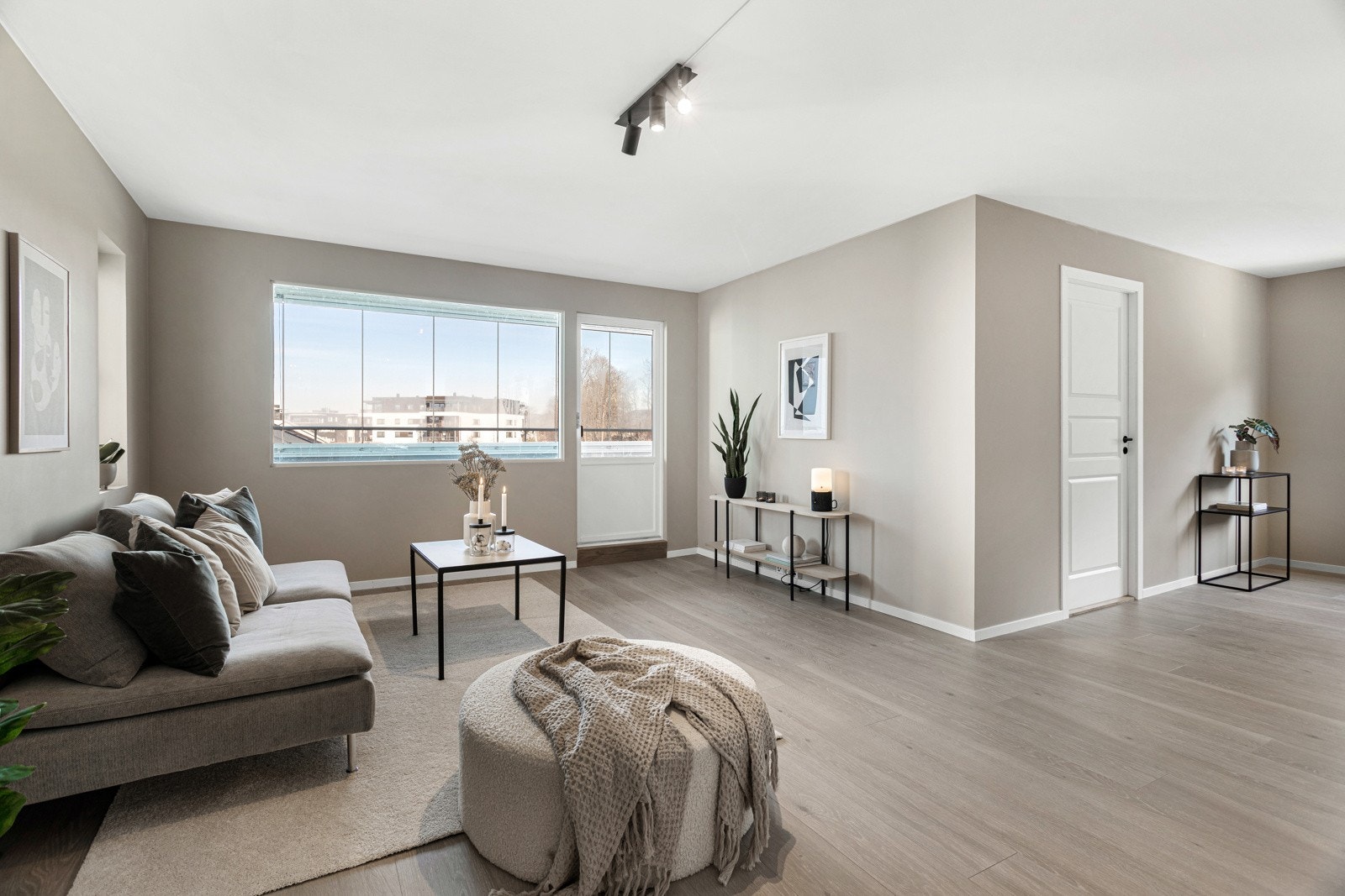 Stuen oppleves som et innbydende rom med laminatgulv fra 2022. Galleribilde