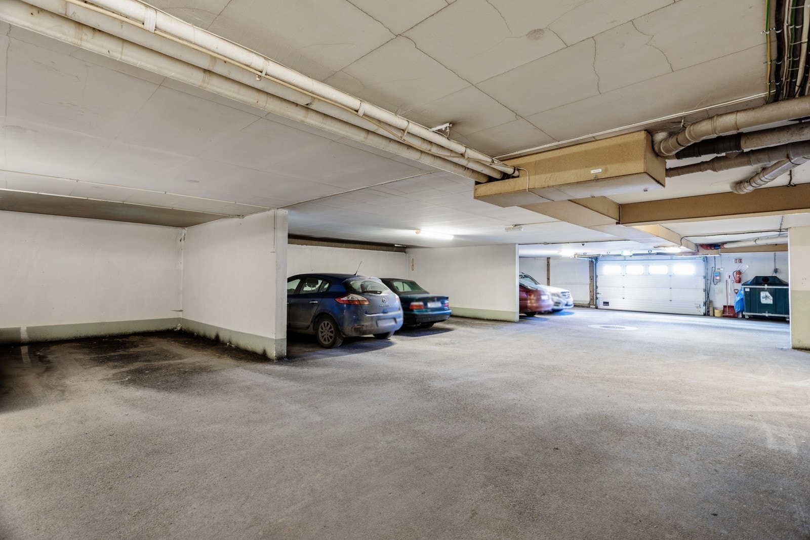Med leiligheten følger egen parkeringsplass i oppvarmet garasjeanlegg. Galleribilde