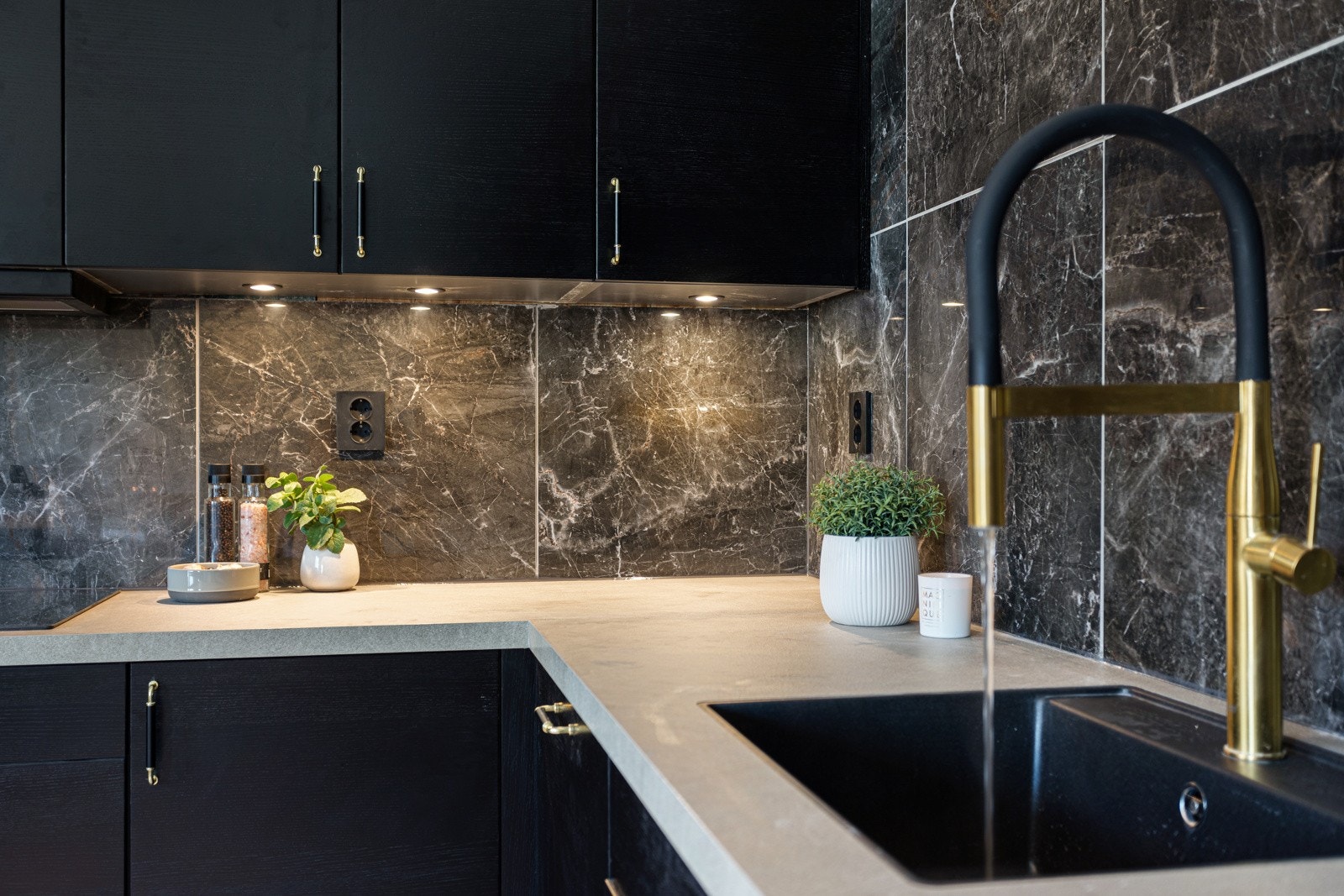 Kjøkkenet har ny innredning fra Epoq, integrerte hvitevarer og en flyttbar kjøkkenøy. Galleribilde