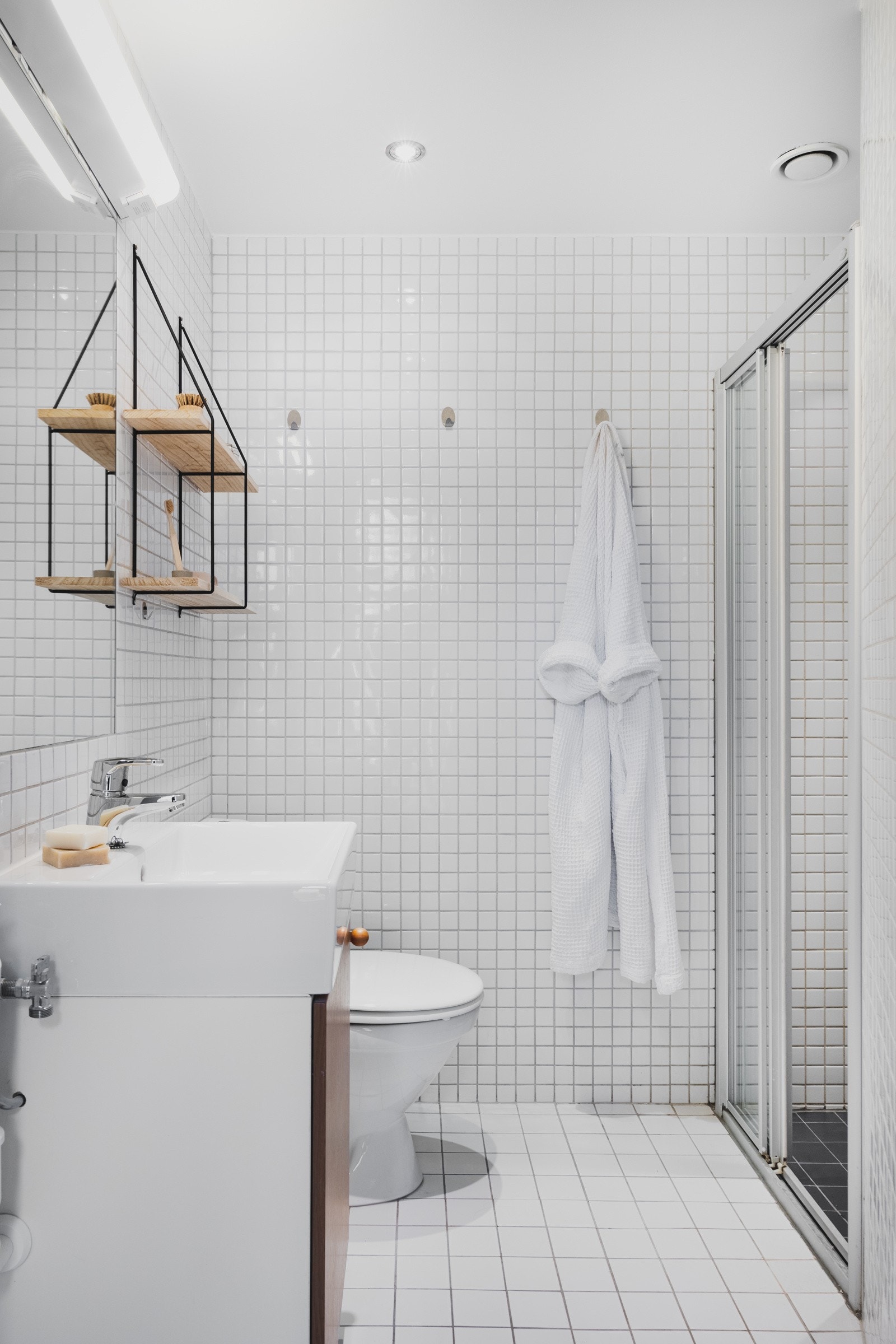 Badet har flislagte vegger og gulv med gulvvarme. Galleribilde