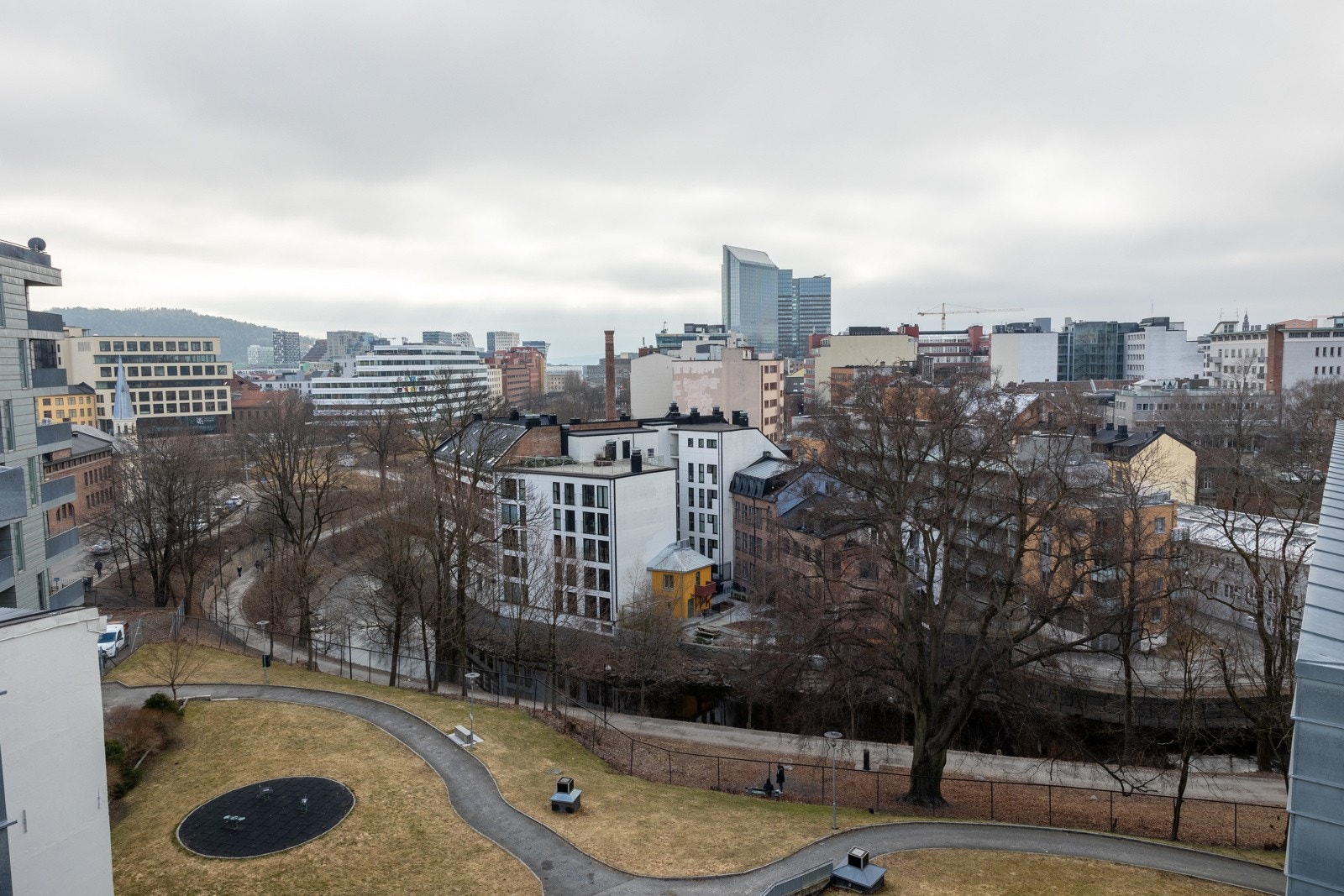 Fantastisk utsikt fra felles takterrasse mot Akerselva, nydelig på en varm sommerdag Galleribilde